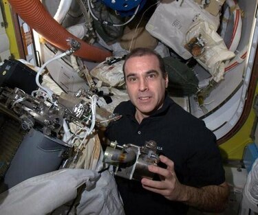 Astronautas estadounidenses culminan con éxito salida espacial