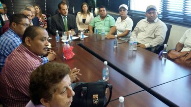 Docentes entregan petición en la Contraloría