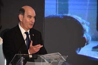 MEF acuerda préstamo por más de $1,300 millones con Banco Santander
