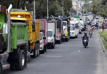Camioneros levantan bloqueos en vías de Colombia tras lograr acuerdo con el Gobierno