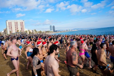Primer y tradicional baño del año 2026 en la playa de la Barceloneta