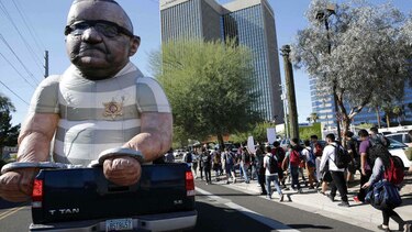 Joe Arpaio pierde elecciones en medio de problemas legales