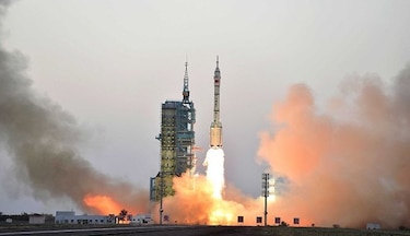 China manda astronautas a la misión espacial más larga del país