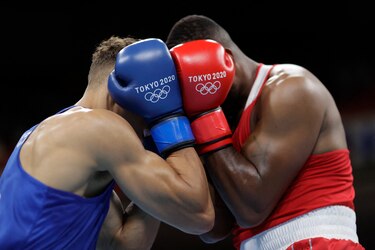 Descalifican a boxeador olímpico por intentar morderle una oreja al rival