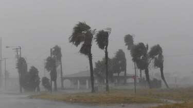 Huracán Harvey toca tierra y amenaza costa de Texas