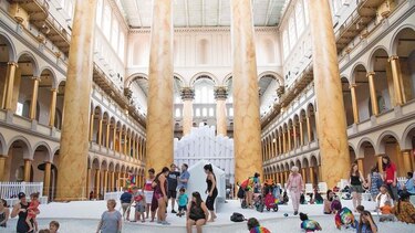 Una casa divertida provoca la imaginación en un museo