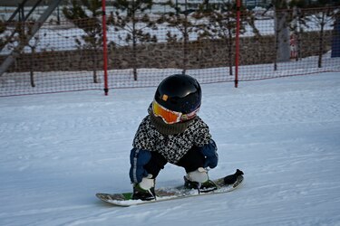Bebé de 11 meses con su tabla de snowboard, estrella de internet en China