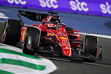 Leclerc y Ferrari dominan los primeros entrenos en GP de Arabia Saudita