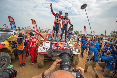 Al-Attiyah conquistó su quinto Touareg y el argentino Benavides domina en motos