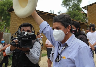 Comienza conteo de votos en Perú, sondeo da primer lugar a izquierdista Pedro Castillo