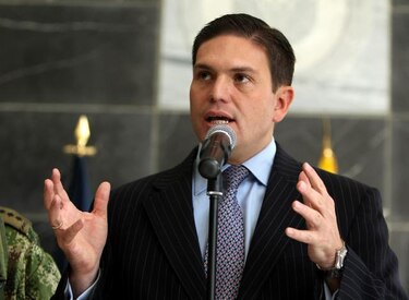Colombia suspende a 7 miembros de fuerza pública por intervención política