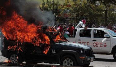 Encuentran más restos humanos en fosas; continúa violencia