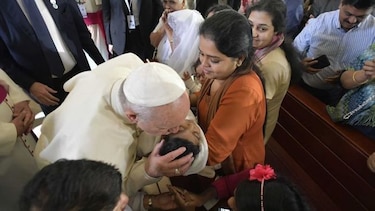 El papa Francisco hace vibrar en Abu Dabi a fieles de una multitud de países