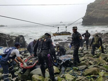 Sube a 51 la cifra de muertos en accidente de Perú