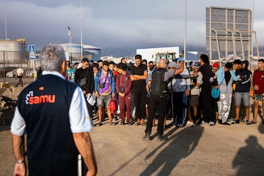 Las imágenes de la tensión durante el intento de desalojo de miles de migrantes de las playas de Ceuta