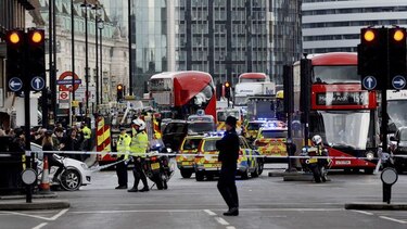 Policía acuchillado y agresor abatido ante el Parlamento británico