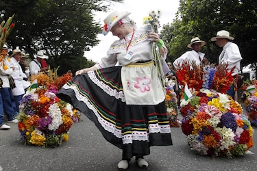 Silleteros convierten a Medellín en un jardín desfilando sus majestuosos arreglos florales