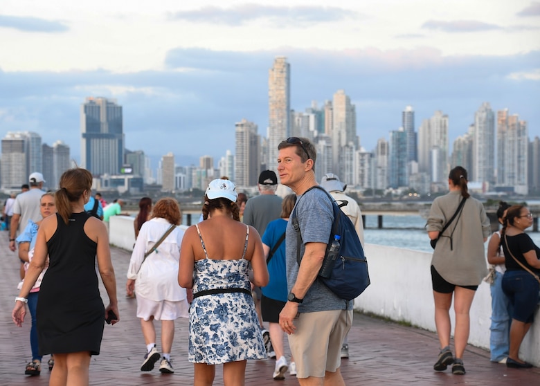 Cerca de un millón de personas buscan empleo en Panamá