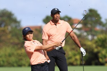 Tiger Woods y su hijo arrancan quintos en su torneo de regreso al golf