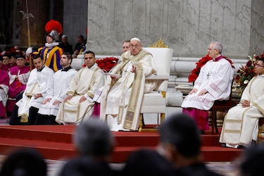 El papa Francisco desea esperanza para los países abrumados por deudas y profanados por la guerra