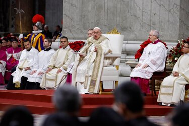 El papa Francisco desea esperanza para los países abrumados por deudas y profanados por la guerra