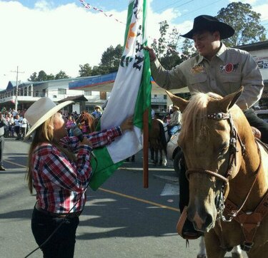 Calicho Ruiz, abanderado en la cabalgata del 89 aniversario de Volcán