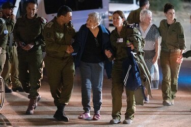 La Cruz Roja recibe 17 rehenes liberados por Hamás; 14 de ellos israelíes y 3 tailandeses