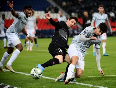 Con primer gol de Ramos en Francia, PSG gana al Reims en regreso de Messi