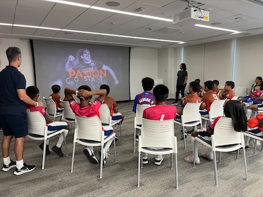 Carles Puyol compartió con estudiantes panameños en Clínicas Académicas de Scotiabank