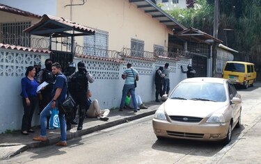 Capturan a tres delincuentes que robaron en farmacia de la 12 de Octubre