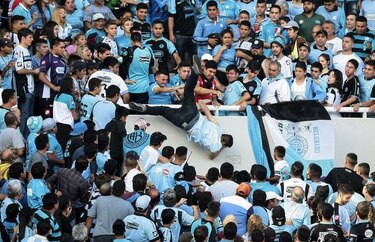 Muere el aficionado arrojado de las tribunas en un clásico argentino