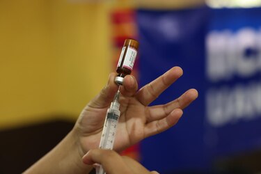 Desinformación impulsa resistencia a vacunas y ataques al personal de salud