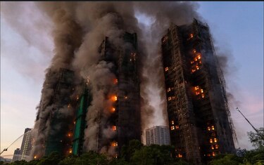 Incendio a gran escala en un vecindario de Hong Kong deja al menos 4 muertos y 8 heridos