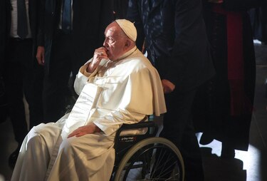 El cuadro clínico del papa ‘es complejo’ y requerirá ‘una hospitalización adecuada’