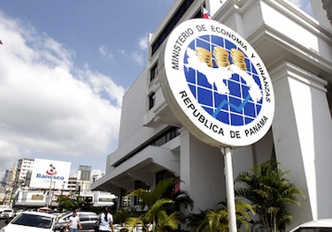 Unos mil millones en interés de deuda