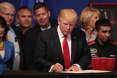 Donald Trump firma decreto sobre visas a extranjeros calificados