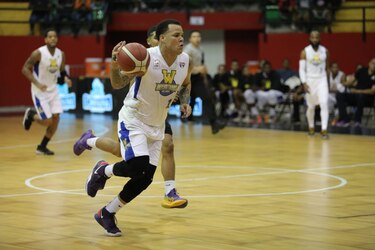 Universitarios sorprenden a los Caballos y toman ventaja en las semifinales del baloncesto panameño