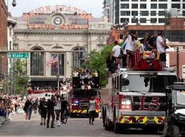 Los Nuggets celebran el título NBA a bordo de camiones de bomberos ante 500,000 personas