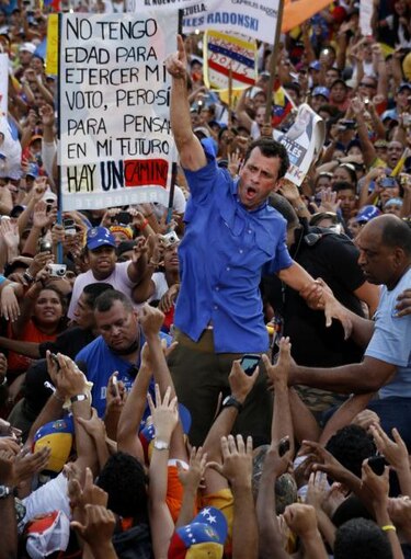 Maduro ofrece su vida y Capriles pide seguir luchando