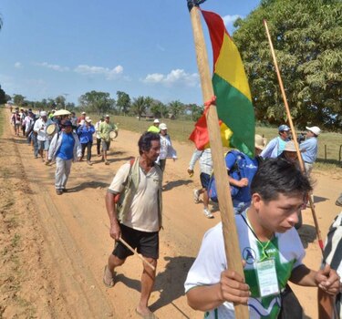 Indígenas bolivianos reanudan caminata en Amazonía para defender un parque