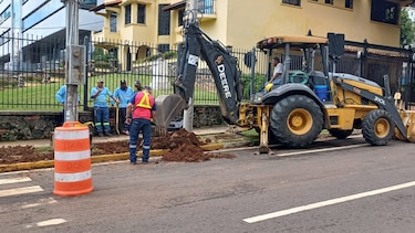 Conductor choca contra hidrante  y deja sin agua varios puntos de Calle 50