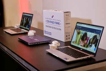 Meduca inicia entrega de 54 mil computadoras con inteligencia artificial a docentes