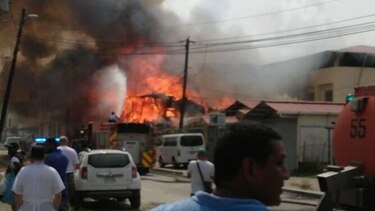 Bomberos sofocan incendio en un edificio en la ciudad de Colón