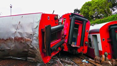 Suben a 70 los muertos tras descarrilar un tren