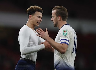Una botella golpea a Alli; Tottenham vence al Arsenal