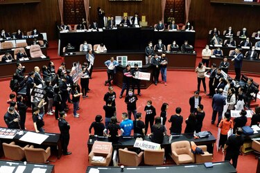 Oposición taiwanesa lanza vísceras de cerdo en plena sesión del Parlamento