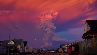 Bachelet decreta estado excepción en zona afectada por erupción de volcán