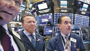 Acciones de EU retroceden y suben rendimientos de bonos