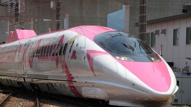 Tren de alta velocidad rosa dedicado a Hello Kitty circulará por Japón