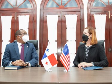 Procurador Caraballo se reúne con subsecretaria de la Oficina Anticorrupción de Estados Unidos 